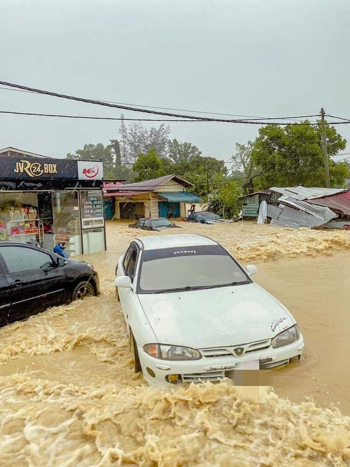 kereta tenggelam banjir