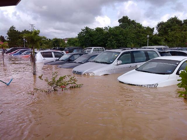 kereta tenggelam banjir